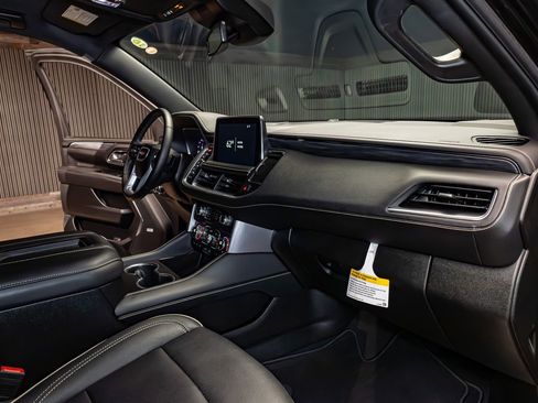 Used 2024 GMC Yukon XL SLT w/ SLT Luxury Package image 16