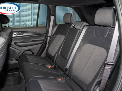 Used 2025 Jeep Grand Cherokee Laredo w/ Luxury Tech Group I RWD image 17