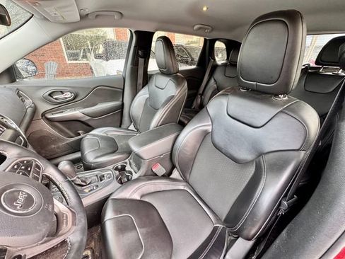 Used 2019 Jeep Cherokee Latitude Plus w/ Cold Weather Group AWD/4WD image 8