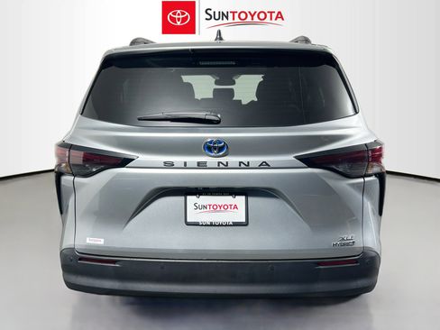 Used 2024 Toyota Sienna XLE FWD image 5