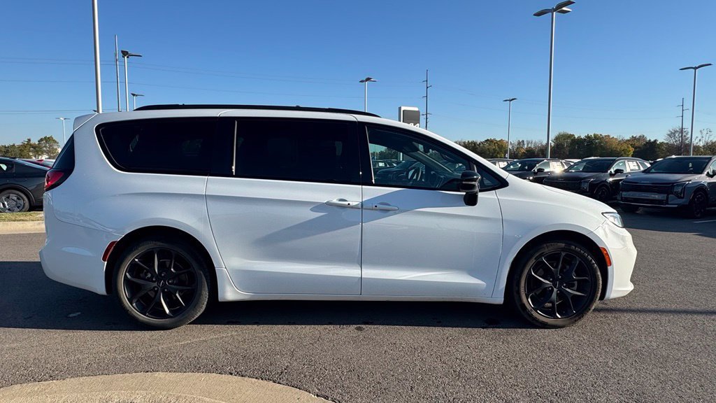 Used 2024 Chrysler Pacifica Touring-L w/ S Appearance Package FWD image 9