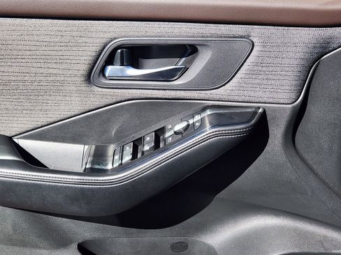 Used 2023 Nissan Rogue SV image 13