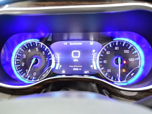 Used 2023 Chrysler Pacifica Touring-L w/ Uconnect Theater Family Group FWD image 19