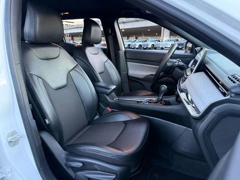 Used 2024 Jeep Compass Latitude image 11