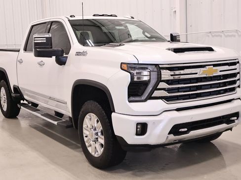 Used 2025 Chevrolet Silverado 2500 High Country w/ High Country Premium Package image 3