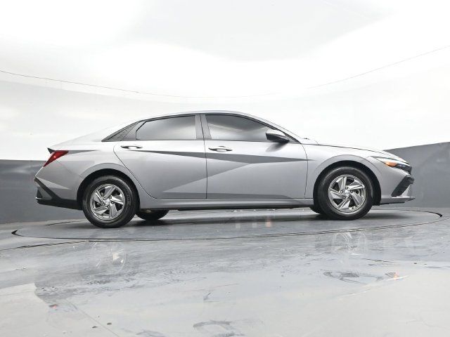 Used 2025 Hyundai Elantra SE FWD image 32