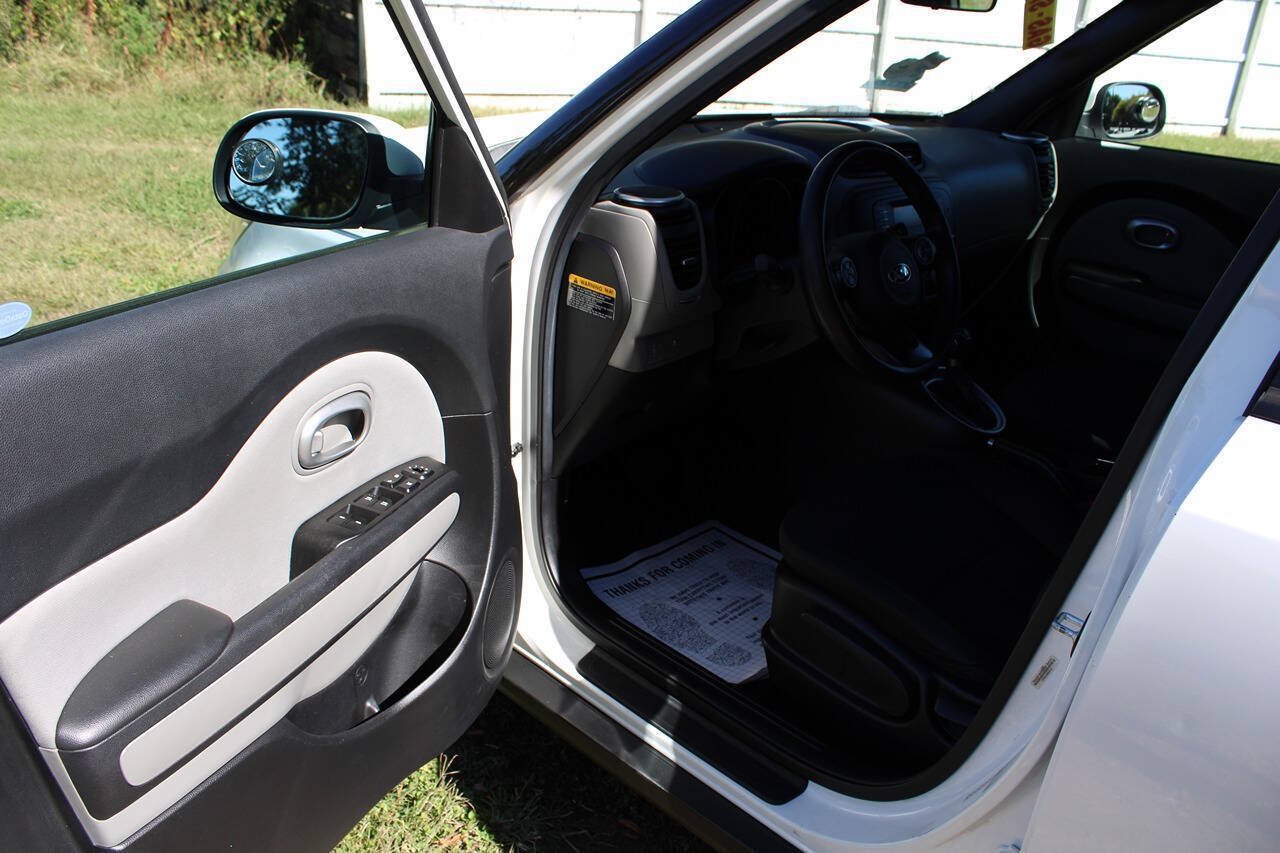 Used 2014 Kia Soul FWD image 13