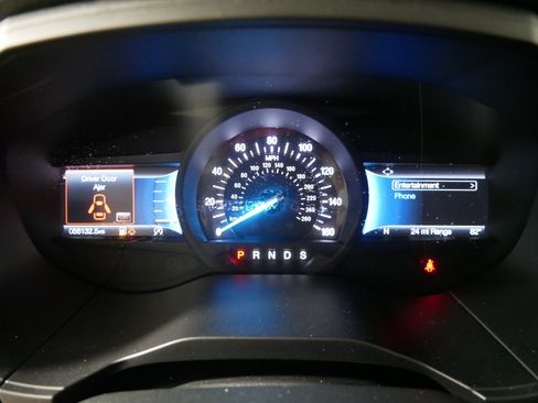 Used 2023 Ford Edge Titanium w/ Class II Trailer Tow Package AWD/4WD image 21