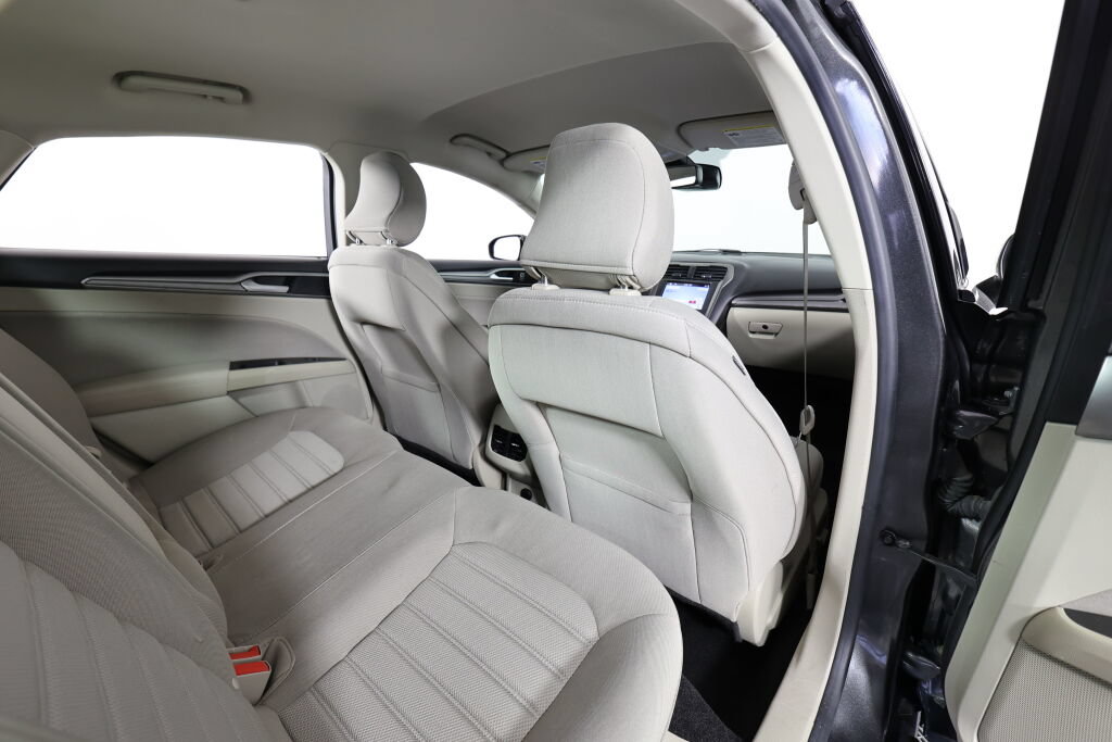 Used 2019 Ford Fusion SE FWD image 19