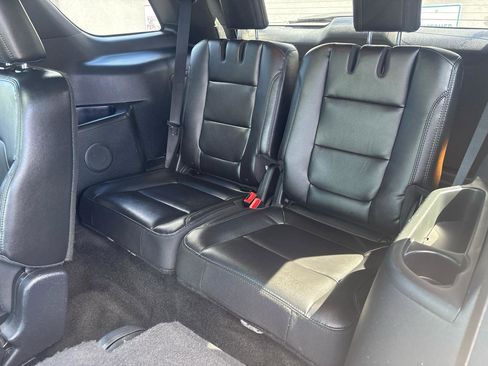 Used 2017 Ford Explorer XLT w/ Equipment Group 202A AWD/4WD image 33