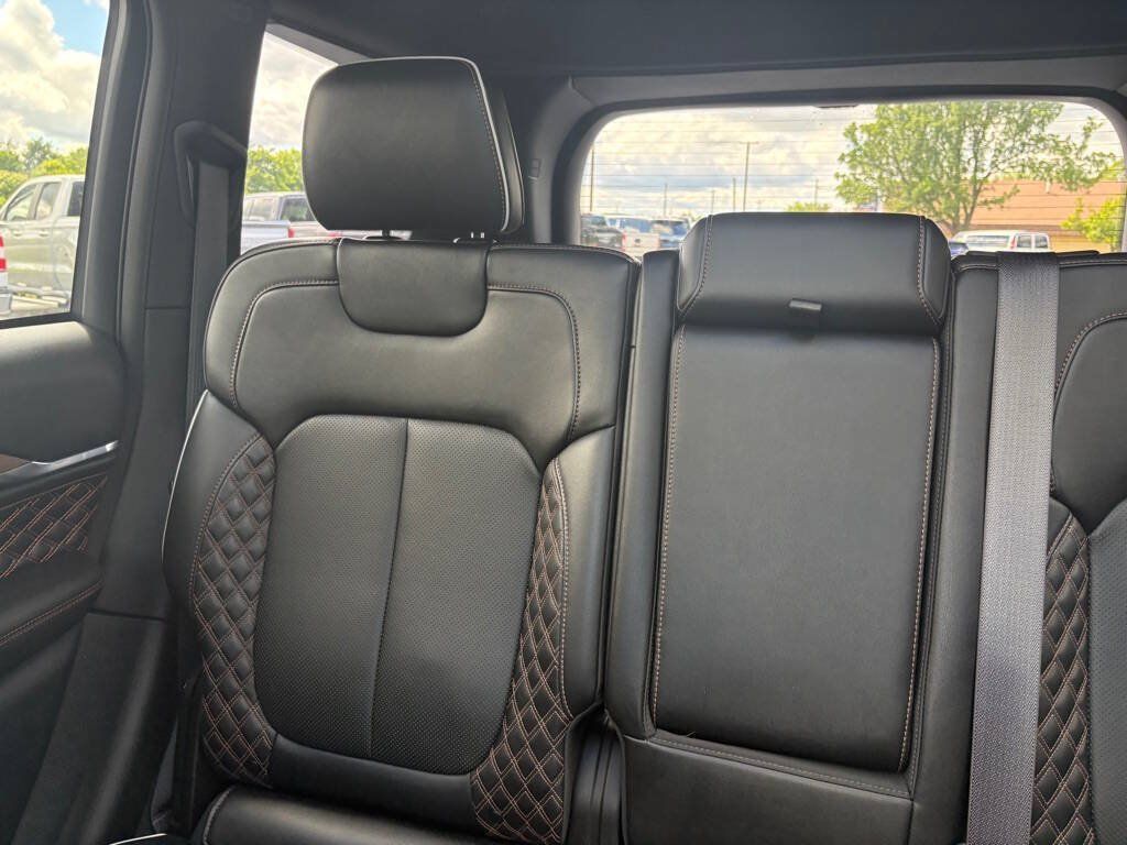 Used 2022 Jeep Grand Cherokee Summit w/ Advanced Protech Group IV AWD/4WD image 18