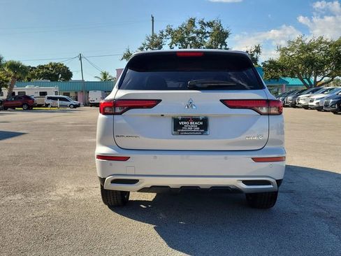 Used 2025 Mitsubishi Outlander SE image 5