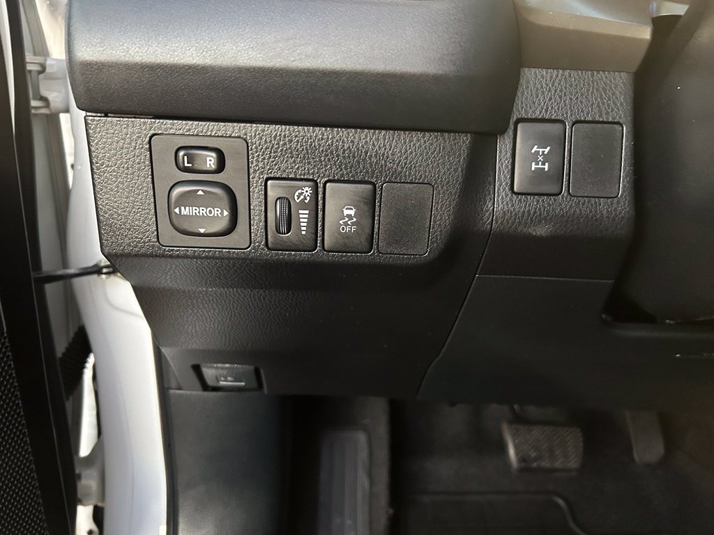 Used 2015 Toyota RAV4 LE AWD/4WD image 25