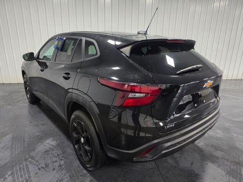 Used 2024 Chevrolet Trax LS w/ LS Convenience Package FWD image 3