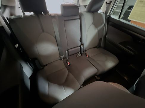 Used 2025 Toyota Highlander LE FWD image 33
