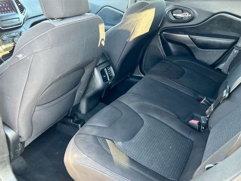 Used 2019 Jeep Cherokee Latitude w/ Popular Appearance Group image 18