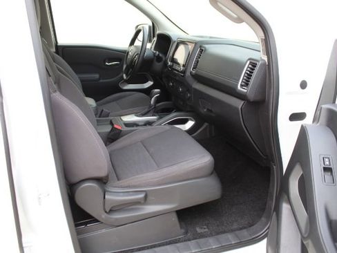 Used 2024 Nissan Frontier SV image 38