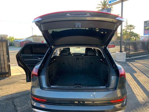 Used 2021 Audi e-tron Prestige w/ Prestige Package image 29