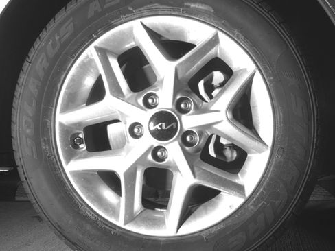 Used 2025 Kia Soul LX w/ LX Technology Package FWD image 13