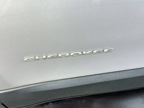 Used 2019 Jeep Cherokee Latitude w/ Popular Appearance Group FWD image 26