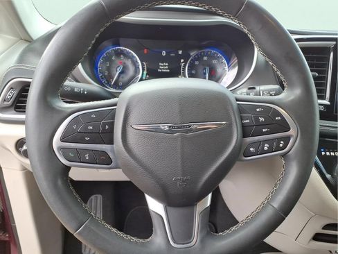 Used 2022 Chrysler Pacifica Touring-L AWD/4WD image 24
