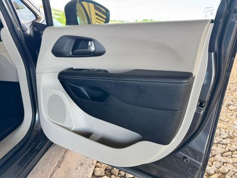 Used 2023 Chrysler Pacifica Touring-L FWD image 24