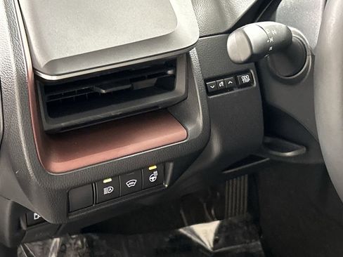 Used 2025 Toyota Prius Plug-In Hybrid image 12