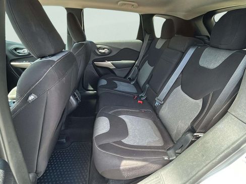 Used 2018 Jeep Cherokee Latitude w/ Altitude Package AWD/4WD image 21