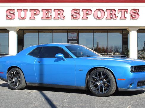 Used 2016 Dodge Challenger R/T image 1