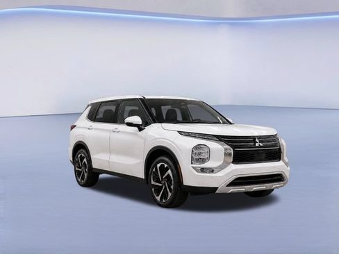 Used 2024 Mitsubishi Outlander SE Black Edition FWD image 1