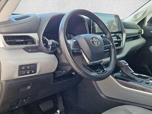 Certified 2021 Toyota Highlander Platinum image 10
