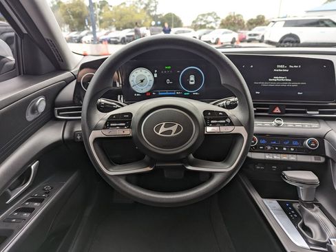 Used 2024 Hyundai Elantra SEL image 17