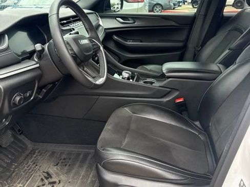 Used 2024 Jeep Grand Cherokee Altitude AWD/4WD image 6