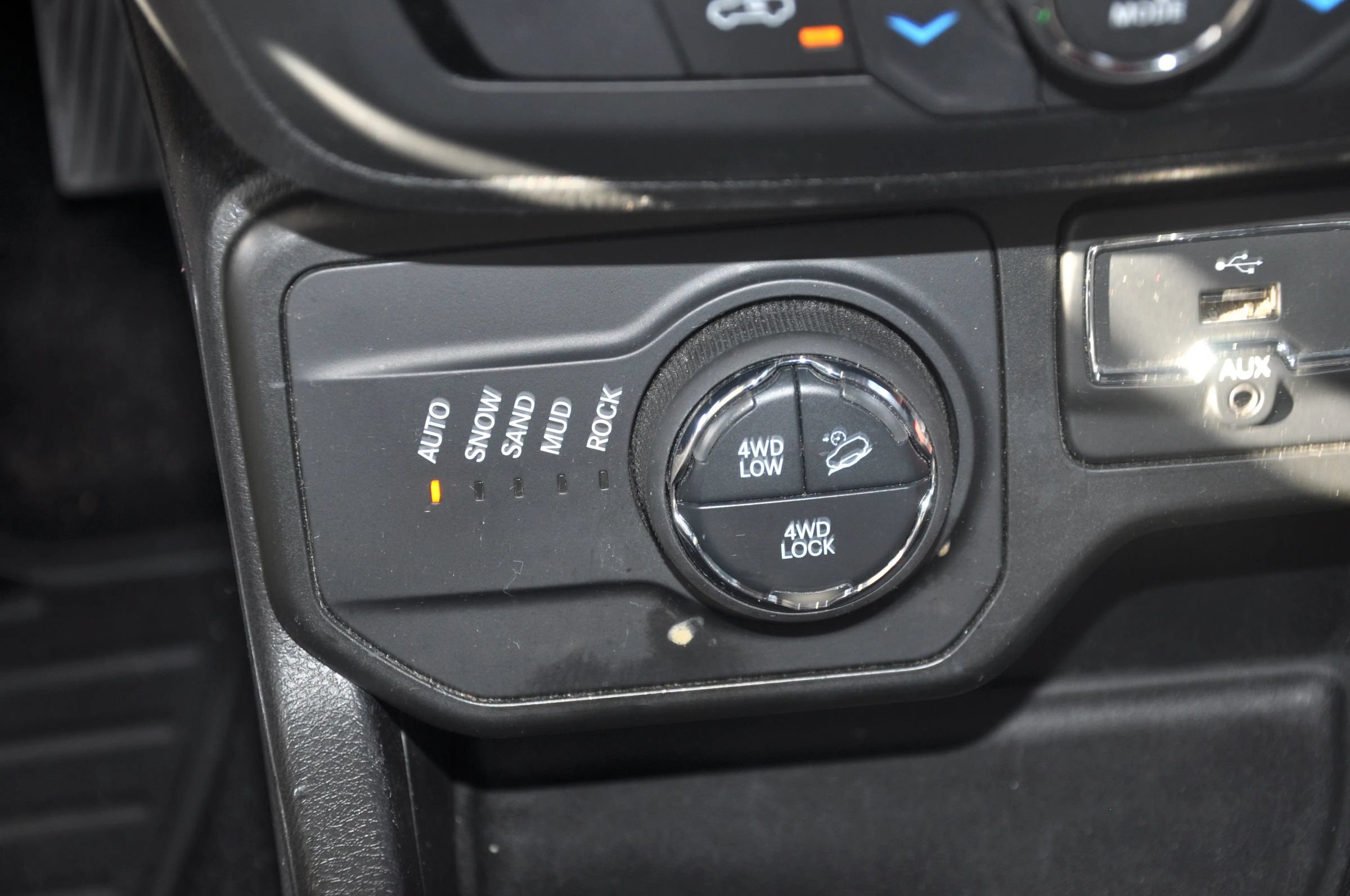 Used 2018 Jeep Renegade Trailhawk w/ Popular Equipment Group AWD/4WD image 38