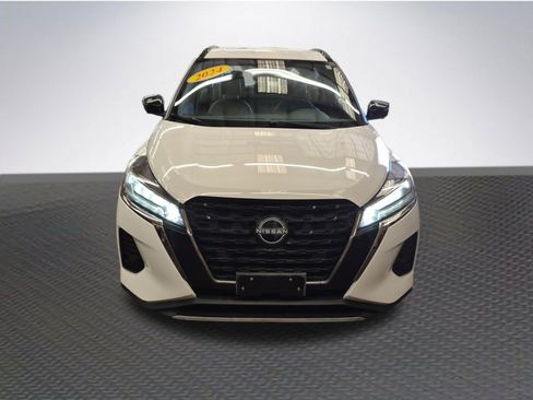 Used 2024 Nissan Kicks SR w/ SR Premium Package FWD image 3