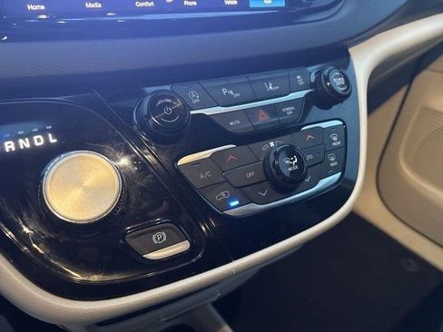 Used 2023 Chrysler Pacifica Touring-L image 23