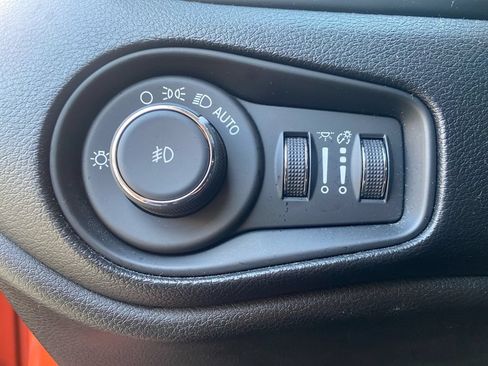 Used 2020 Jeep Renegade Altitude FWD image 16