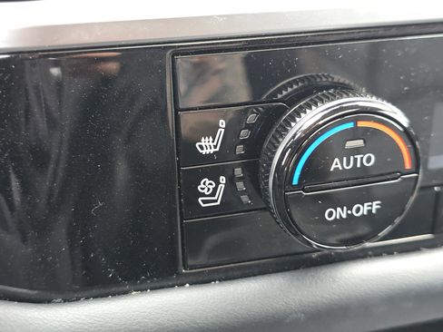 Used 2024 Nissan Pathfinder Platinum image 12