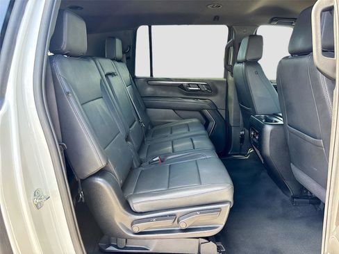 Used 2025 Chevrolet Suburban Z71 AWD/4WD image 28