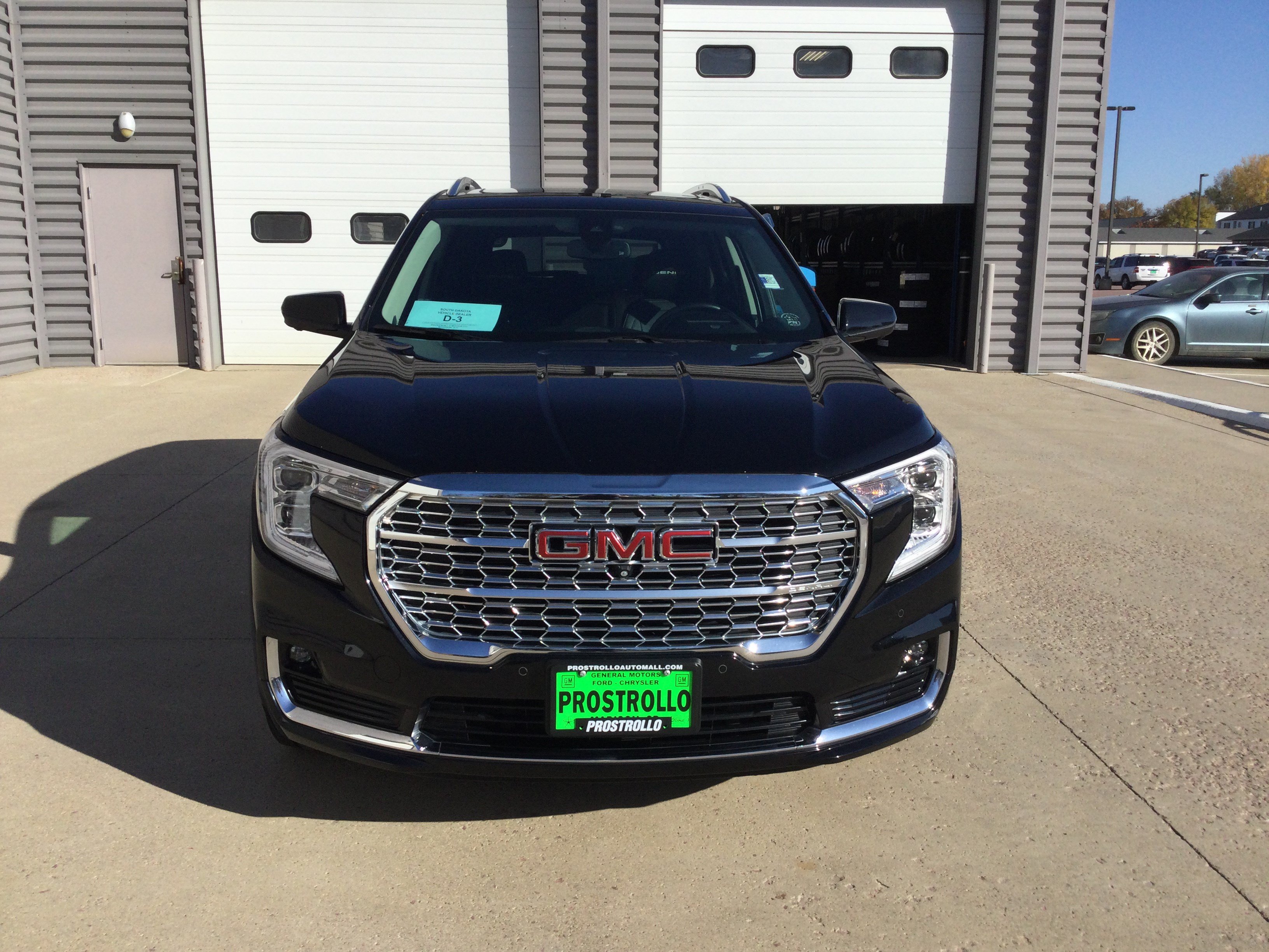 Used 2024 GMC Terrain Denali w/ Denali Premium Package AWD/4WD image 3
