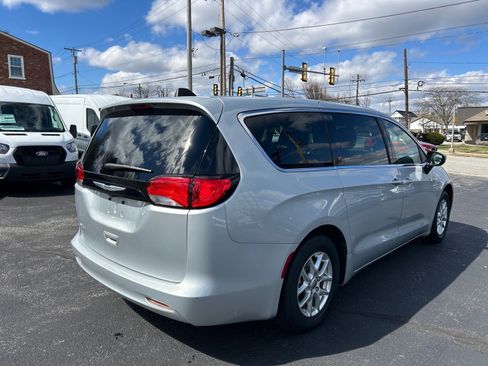 Used 2022 Chrysler Voyager LX image 19