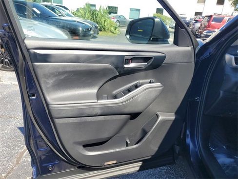 Used 2023 Toyota Highlander L image 10