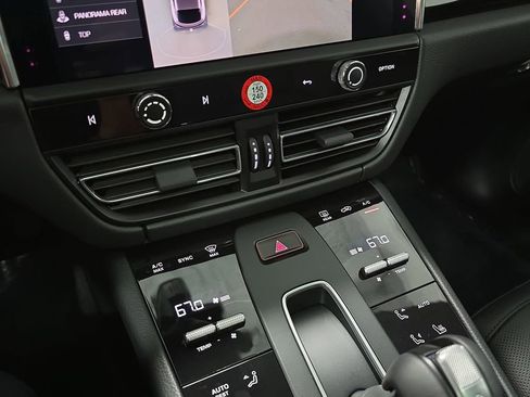 Certified 2025 Porsche Macan AWD/4WD image 19