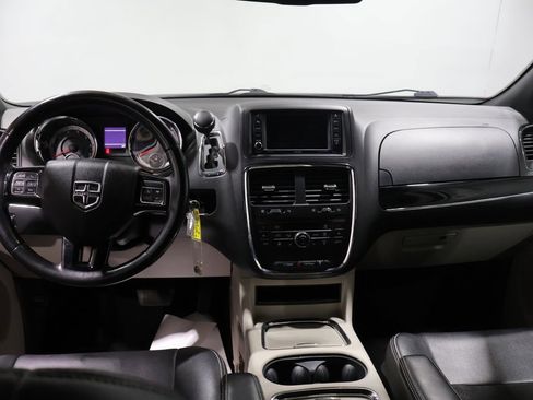 Used 2019 Dodge Grand Caravan SXT w/ Driver Convenience Group FWD image 17