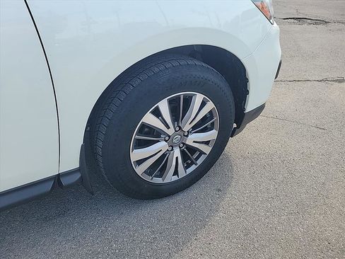 Used 2019 Nissan Pathfinder SV w/ SV Tech Package image 27