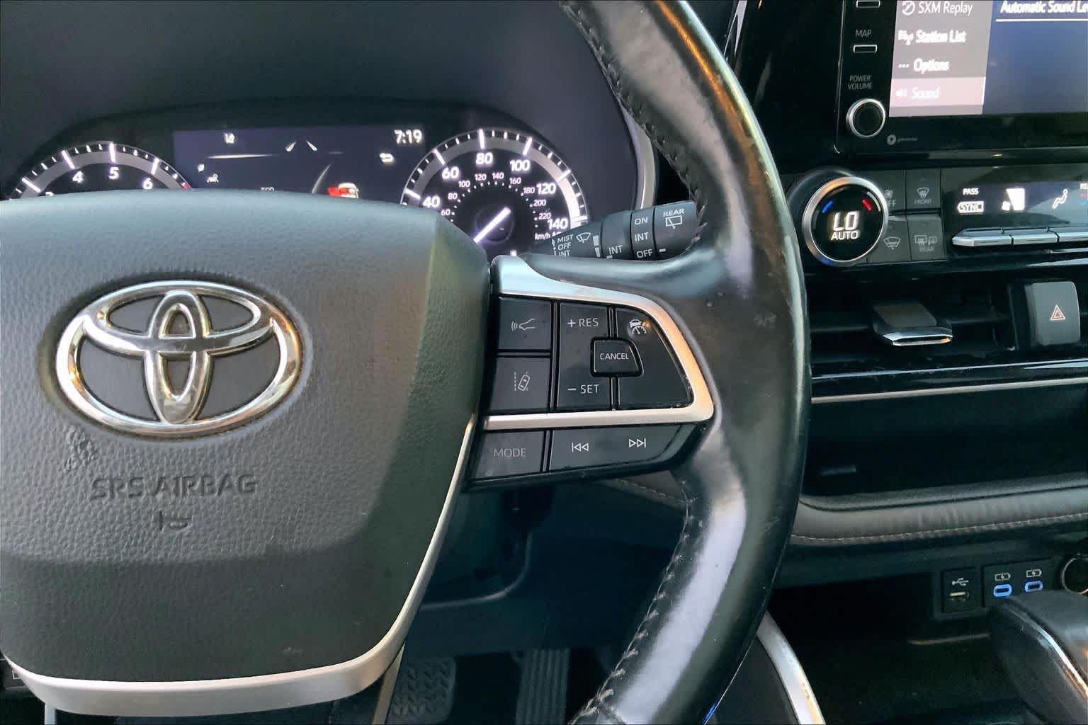 Used 2022 Toyota Highlander XLE FWD image 22