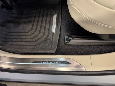 Used 2025 Land Rover Range Rover Long Wheelbase Autobiography image 8