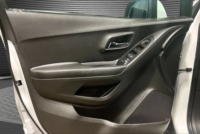 Used 2021 Chevrolet Trax LT AWD/4WD image 16