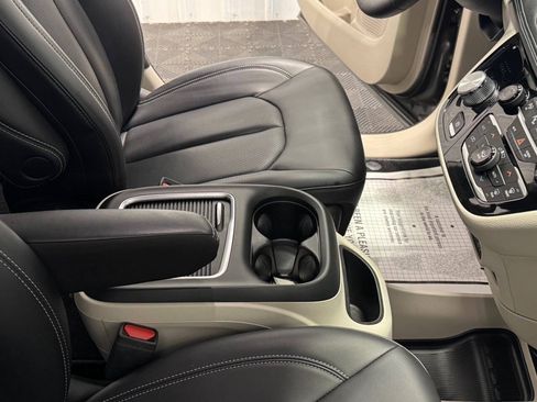 Used 2023 Chrysler Pacifica Touring-L FWD image 18