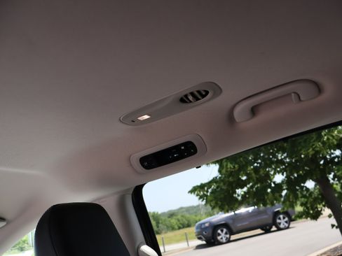Used 2023 Chrysler Pacifica Touring-L FWD image 22